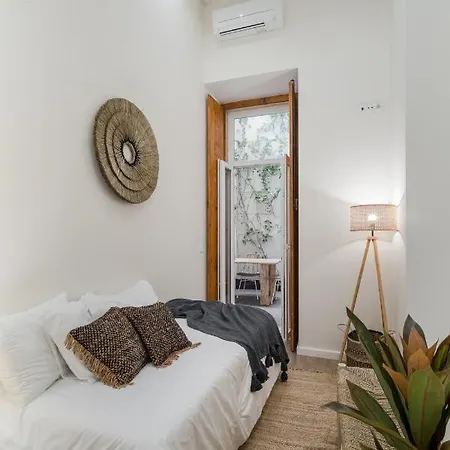 Апартаменты Casa Boma - Design With Private Vegetal Terrace - Lapa Vii Лиссабон